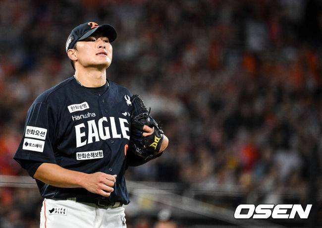 [OSEN=수원, 조은정 기자]3일 수원 KT위즈파크에서 ‘2025 신한 SOL Bank KBO리그’ KT 위즈와 한화 이글스의 시즌 최종전이 열렸다. 4회말 1사 한화 선발투수 박준영이 KT 장성우를 삼진으로 잡은 뒤 기뻐하고 있다. 2025.10.03 /cej@osen.co.kr