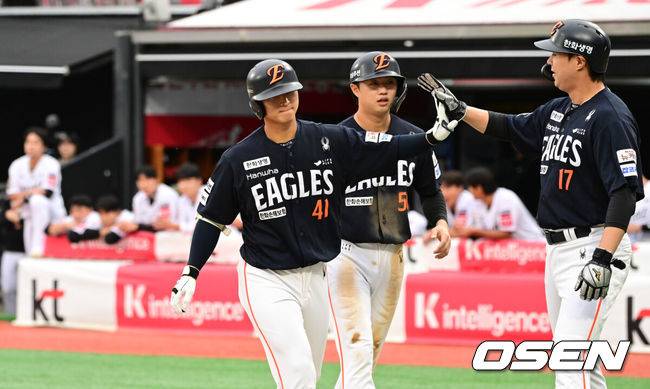 [OSEN=수원, 조은정 기자]3일 수원 KT위즈파크에서 ‘2025 신한 SOL Bank KBO리그’ KT 위즈와 한화 이글스의 시즌 최종전이 열렸다. 1회초 무사 2,3루 한화 최인호가 KT 오원석을 상대로 선제 3점 홈런을 때린 후 축하를 받고 있다. 2025.10.03 /cej@osen.co.kr