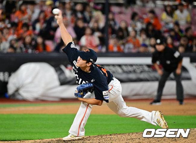 [OSEN=수원, 조은정 기자]3일 수원 KT위즈파크에서 ‘2025 신한 SOL Bank KBO리그’ KT 위즈와 한화 이글스의 시즌 최종전이 열렸다. 한화 투수 윤산흠이 9회말 역투하고 있다. 2025.10.03 /cej@osen.co.kr