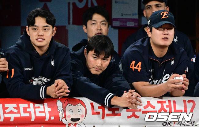 [OSEN=수원, 조은정 기자]3일 수원 KT위즈파크에서 ‘2025 신한 SOL Bank KBO리그’ KT 위즈와 한화 이글스의 시즌 최종전이 열렸다. 한화 투수 박준영(가운데)이 9회말 경기를 지켜보고 있다. 2025.10.03 /cej@osen.co.kr