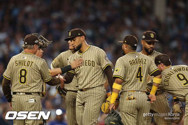 [사진] 샌디에이고 마이크 쉴트 감독이 로베르트 수아레즈를 교체하고 있다. ⓒGettyimages(무단전재 및 재배포 금지)