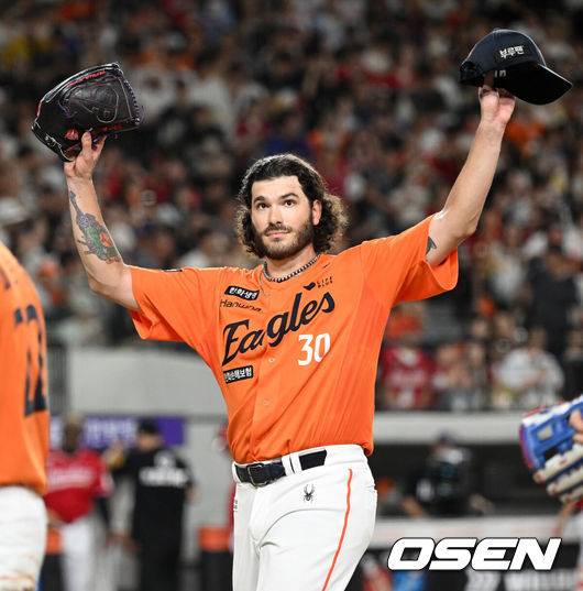 [OSEN=대전, 이대선 기자] 7회초 이닝을 마친 한화 코디 폰세가 더그아웃으로 향하며 팬들을 향해 인사하고 있다. 2025.08.22 /sunday@osen.co.kr