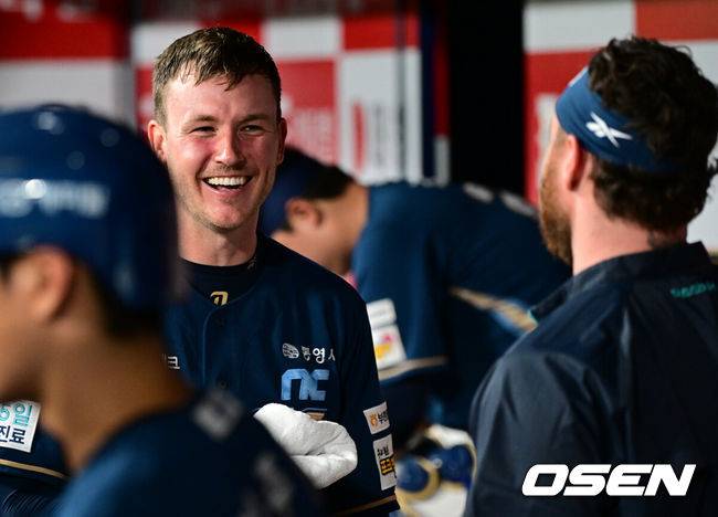 [OSEN=고척, 조은정 기자]11일 오후 서울 고척스카이돔에서 2025 신한 SOL Bank KBO리그 키움 히어로즈와 NC 다이노스의 경기가 열렸다.키움은 하영민, NC는 라일리를 선발 투수로 내세웠다.NC 선발 라일리가 7회까지 무실점으로 15개의 삼진을 잡아낸 뒤 더그아웃에서 동료들과 기뻐하고 있다. NC 다이노스 구단 역대 한 경기 최다 탈삼진 기록. 2025.06.11 /cej@osen.co.kr