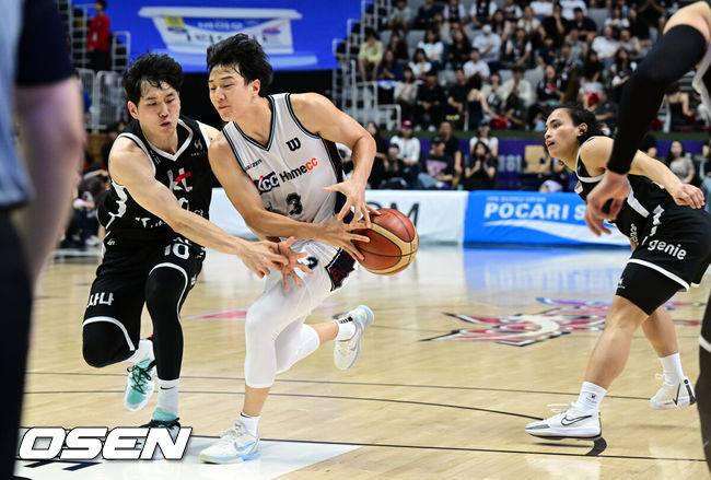 [OSEN=수원, 조은정 기자] 4일 오후 서수원칠보체육관에서 2025-2026 LG전자 프로농구 수원 KT 소닉붐과 부산 KCC 이지스의 경기가 열렸다.2쿼터 KCC 허웅이 KT 수비에 공을 놓치고 있다. 2025.10.04 /cej@osen.co.kr