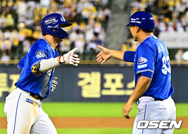 김영웅이 홈런을 터트리고 3루를 돌고 있다./OSEN DB