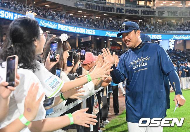 [OSEN=창원, 이석우 기자] NC 다이노스가 4일 창원NC파크에서 열린 2025 신한 SOL 뱅크 KBO 리그 SSG 랜더스와의 경기에서 7-1로 승리, 5위를 확정했다. NC는 파죽의 9연승으로 ‘가을 야구’ 막차 티켓을 거머쥐었고 6일부터 4위 삼성과 와일드카드 결정전을 치른다NC 다이노스 이호준 감독과 선수들이 포스트시즌 진출을 확정짓고 팬들과 하이파이브를 하며 감사 인사를 하고 있다. 2025.10.04 / foto0307@osen.co.kr