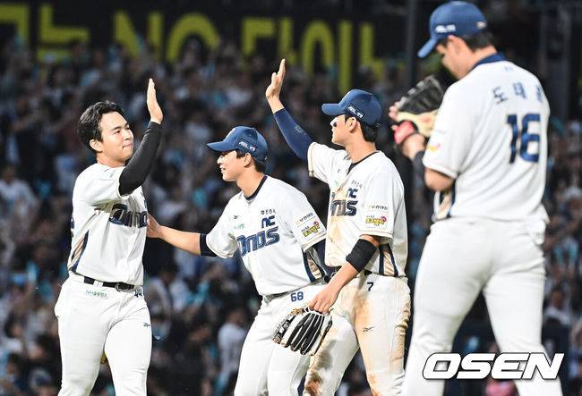 [OSEN=창원, 이석우 기자] 4일 창원NC파크에서 2025 신한 SOL 뱅크 KBO 리그 NC 다이노스와 SSG 랜더스의 경기가 열렸다. 홈팀 NC는 라일리가, 방문팀 SSG는 김광현이 선발 출전했다. NC 다이노스 선수들이 SSG 랜더스에 7-1로 승리, 와일드카드 진출을 결정짓고 기쁨을 나누고 있다. 2025.10.04 / foto0307@osen.co.kr