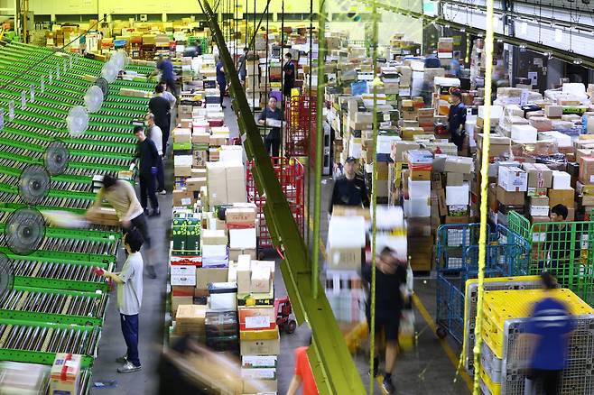 서울 광진구 동서울우편물류센터에서 직원들이 택배 분류 작업을 하고 있다. 뉴시스