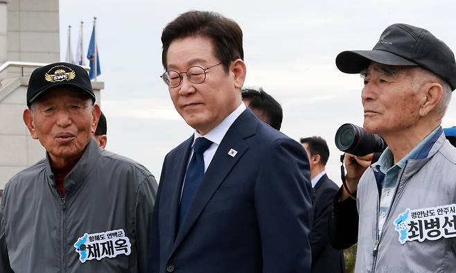 이재명 대통령이 3일 인천 강화군 강화평화전망대에서 실향민과 북녘을 바라보며 대화하고 있다. 뉴시스