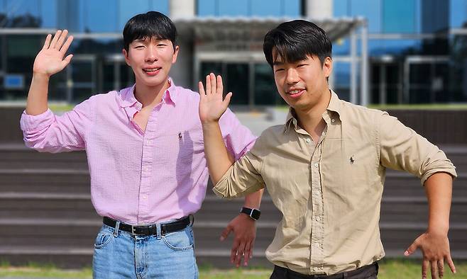 지난 2일 경기 양주시청 앞에서&nbsp;채지석(왼쪽)·정겨운 주무관이 가수 플라이투더스카이의 ‘씨 오브 러브(Sea Of Love)’ 춤을 선보이고 있다.