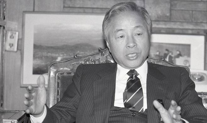 1970∼1980년대 한국 민주화 운동의 상징인 김영삼 전 대통령. 사진은 5공화국 정권 말기인 1987년 서울 상도동 자택에서 외신과 인터뷰를 하는 모습.&nbsp;민주화운동기념사업회