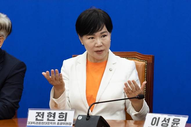 김건희 특검 검사 일선 복귀 요구 ‘대응 방안은?’ - 전현희 더불어민주당 3대 특검 대응특별위원장이 1일 서울 여의도 국회에서 비공개 회의에 앞서 의원들과 대화하고 있다. 뉴스1