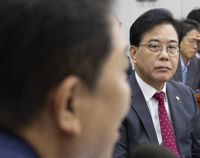 극단 대립? 막판 타협?, 여야 원내대표 운영위에서 조우 - 24일 국회에서 열린 운영위원회 전체 회의에서 국회 운영위원장인 더불어민주당 김병기 원내대표와 국민의힘 송언석 원내대표가 자리에 앉아 있다.  연합뉴스