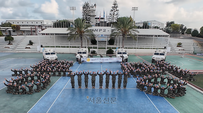 레바논 파병 동명부대 소소 장병들이 한글로 ‘동명’을 만들어 국민들에게 명절 인사를 전하고 있다. 2025.10.4 합동참모본부 제공