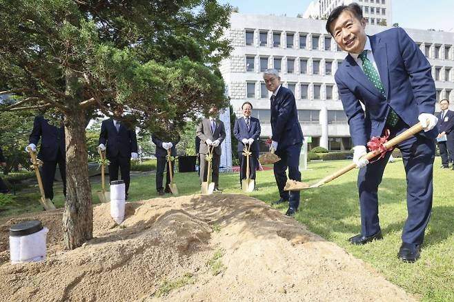 전성수(오른쪽) 서울 서초구청장과 천대엽(오른쪽 두번째) 법원행정처장이 지난 2일 대법원에서 서초역 사거리 보호수 향나무인 ‘천년향’의 뒤를 후계목 식수 행사에 참석하고 있다. 서초구 제공