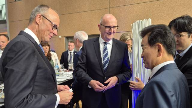 정동영 장관이 제35회 독일 통일의 날 기념식에서 프리드리히 메르츠(맨 왼쪽) 독일 총리와 만나 대화를 나누고 있다. 사진제공=통일부