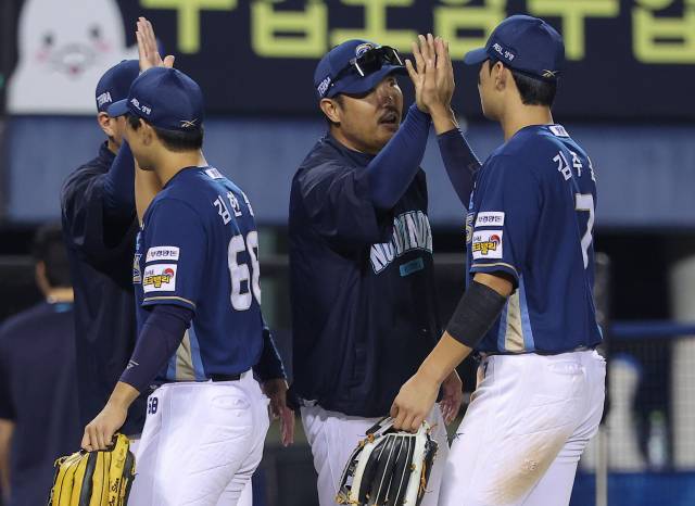 이호준(오른쪽 두 번째) NC 다이노스 감독과 선수들. 연합뉴스