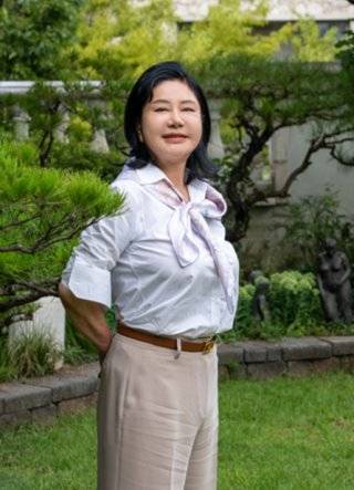 최연매 회장은 자연과 동화되는 삶을 지향하며 시간이 날 때마다 정원을 거닌다. 홍태식 객원기자