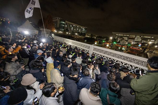 2024년 12월3일 계엄이 선포된 이후 서울 여의도 국회 앞에 수많은 시민들이 몰려와 계엄 해지를 요구하고 있다. ⓒ시사IN 조남진