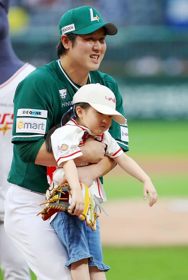 SSG 최정이 지난 19일 경기 전 시구를 한 딸 하영 양을 안고 나가고 있다. SSG 랜더스 제공