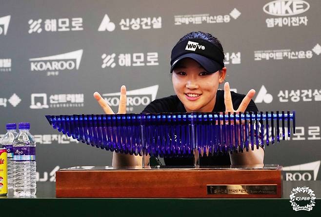 김민솔이 4일 전북 익산시 익산CC에서 열린 동부건설 한국토지신탁 챔피언십 최종라운드에서 역전 우승을 거둔 뒤 공식 기자회견에서 우승 트로피를 두고 활짝 웃으며  기념촬영 하고 있다. ｜KLPGA 제공