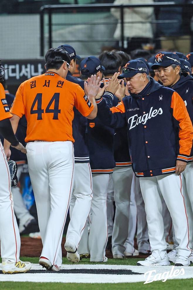 ▲ 한화 김서현(왼쪽)과 김경문 감독 ⓒ 한화 이글스