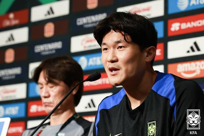 ▲ 홍명보호는 김민재를 중심으로 하는 스리백을 주전술로 삼기 시작했다. 그런 김민재가 빠지면 전력 점검과 수비 전략을 재조정해야 한다. 김민재의 회복 속도와 훈련 복귀 여부가 10월 A매치 성공의 핵심 열쇠가 될 전망이다. ⓒ대한축구협회