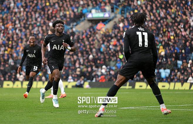 ▲ 토트넘이 기대를 품고 영입한 자원들이 승리를 합작했다. 전반 23분 하프라인에서 상대 볼을 가로챈 토트넘은 쿠두스의 침투패스 한번으로 역습을 진행했다. 이를 이어받은 텔이 페널티박스 오른쪽 모서리에서 오른발 슈팅으로 마무리해 첫 골을 뽑아냈다. 첫 득점을 어시스트한 쿠두스는 후반에 결승골을 뽑아내 토트넘 데뷔골을 터뜨렸다.&nbsp;