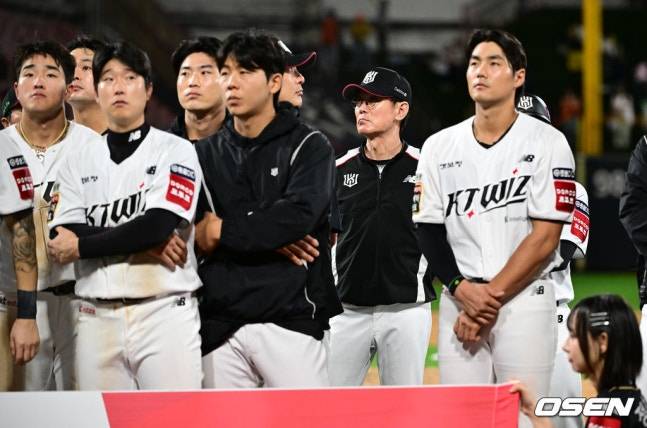 KT 이강철 감독(오른쪽에서 2번째)이 3일 수원 한화전이 끝난 후 굳은 표정으로 전광판을 바라보고 있다.