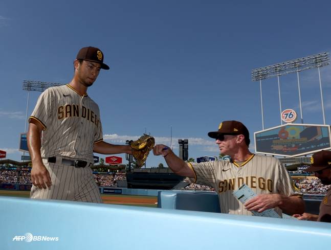 2022시즌 다르빗슈와 하이파이브를 하고 있는 샌디에이고 시절 멜빈 감독(오른쪽). /AFPBBNews=뉴스1