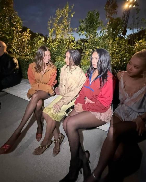 (왼쪽부터)가수 찰리 XCX, 모델 헤일리 비버, 배우 조 크라비츠, 음영 처리된 로제 /사진=찰리 XCX SNS