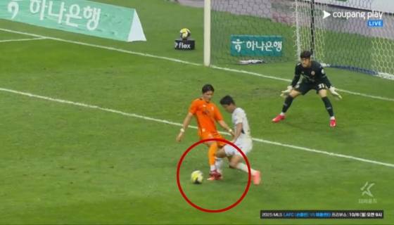 지난 3일 제주월드컵경기장에서 열린 제주 SK와 전북 현대의 하나은행 K리그1 2025 32라운드 후반 39분, 전북 현대 전진우가 페널티 박스 안에서 제주 수비수 장민규에게 발목이 걸린 순간. 이동준 주심은 그러나 페널티킥을 선언하지 않았고, 페널티킥 여부에 대한 온 필드 리뷰조차 진행되지 않았다. /사진=중계화면 갈무리