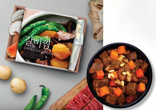 손질된 갈비와 채소, 양념장이 들어 있어 냄비에 넣고 끓이기만 하면 완성되는 갈비찜 밀키트. GETTYIMAGES