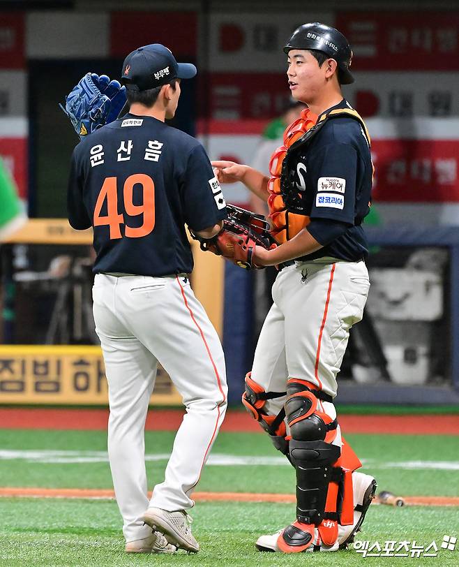 6일 오후 서울 구로구 고척스카이돔에서 열린 '2025 신한 SOL Bank KBO리그' 한화 이글스와 키움 히어로즈의 경기, 한화가 채은성-리베라토-노시환-이원석의 홈런포에 힘입어 키움에 10:1로 승리하며 전반기 1위를 확정했다.  이날 경기에서 승리한 한화 선수들이 기뻐하고 있다. 엑스포츠뉴스 DB