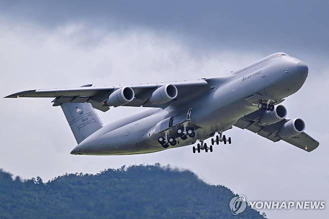 베네수엘라 인근 푸에르토리코 공항에서 이륙하는 미군 전략수송기 [AFP 연합뉴스 자료사진. 재판매 및 DB 금지]
