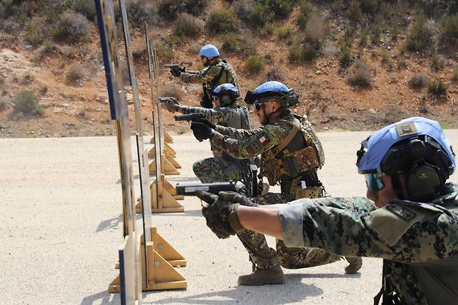 현지 훈련하는 동명부대 동명부대 장병들과 서부여단 예비대 이탈리아군 장병들이 UNIFIL 사격장에서 친숙화 훈련(FAMDEP)간 연합 전투사격을 하고 있다. 2025.10.4 [합참 제공. 재판매 및 DB 금지]