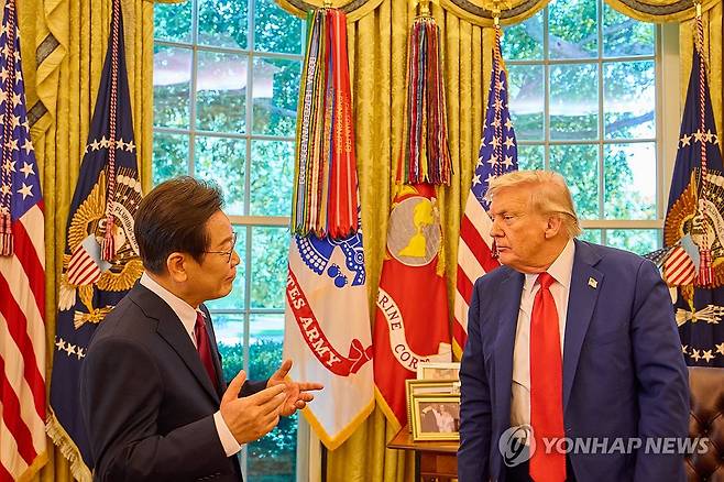 이재명 대통령, 트럼프 대통령 집무실에서 대화 (워싱턴=연합뉴스) 한상균 기자 = 이재명 대통령이 25일(현지시간) 미국 워싱턴DC 백악관 오벌오피스에서 열린 한미 정상회담뒤 도널드 트럼프 미국 대통령과 대화하고 있다. 2025.8.26 [공동취재] xyz@yna.co.kr