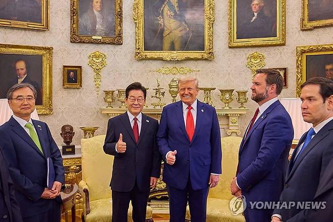 이재명 대통령, 트럼프 대통령과 엄지척 (워싱턴=연합뉴스) 한상균 기자 = 이재명 대통령이 25일(현지시간) 미국 워싱턴DC 백악관에서 열린 한미 정상회담에서 도널드 트럼프 미국 대통령과 엄지손가락을 들어보이며 미소짓고 있다. 2025.8.26 [공동취재] xyz@yna.co.kr