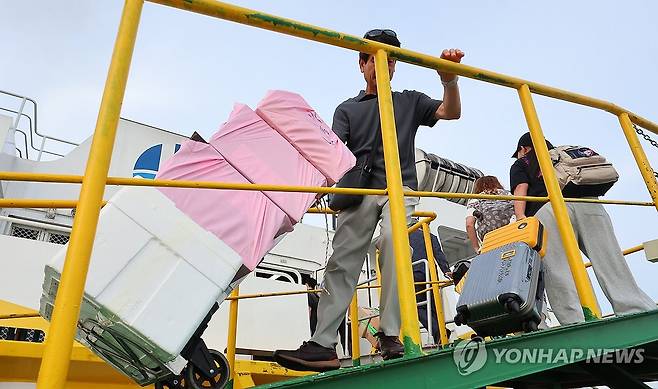 고향 가는 귀성객들 (인천=연합뉴스) 임순석 기자 = 추석 연휴를 앞둔 2일 오전 인천 중구 인천항 연안여객터미널에서 고향 섬으로 가는 귀성객들이 여객선에 승선하고 있다. 2025.10.2 soonseok02@yna.co.kr