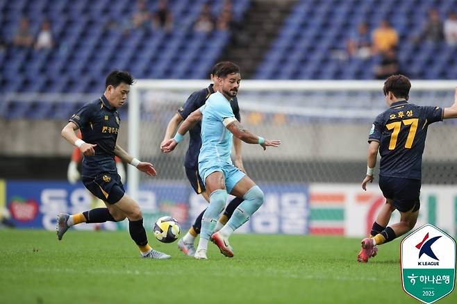 대구 세징야를 막으려는 광주 선수들. [한국프로축구연맹 제공. 재판매 및 DB 금지]
