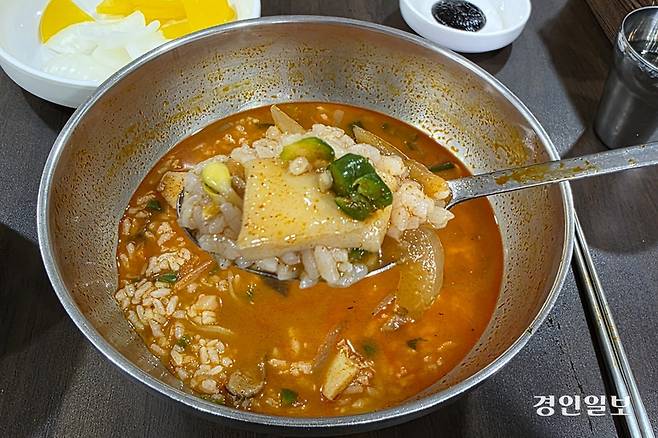 짬뽕 국물에 밥을 말아 오징어 올리고 청양고추 올리고. 아름다운 조합이다. /황성규기자 homerun@kyeongin.com