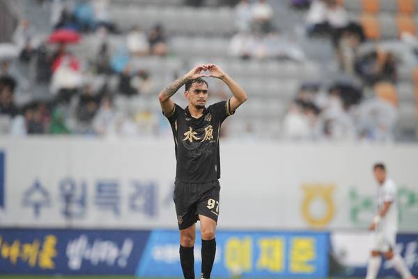 수원FC 루안이 5일 수원종합운동장에서 열린 FC서울과의 리그 32라운드 경기에서 선제골을 넣고 세레머니를 하고 있다./한국프로축구연맹 제공