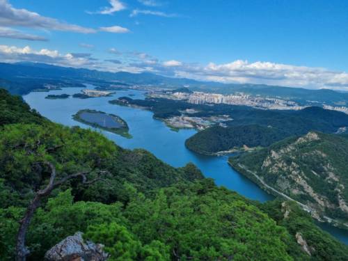 ◇삼악산호수케이블카 상부 정차장에서 내려다본 의암호와 춘천시 전경