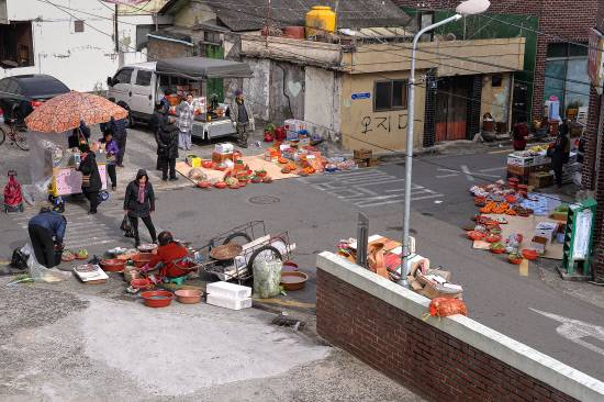 이수진 作 '#11 망경동 오일장'.