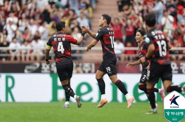 포항의 이호재가 PK 골을 성공시킨 귀 걸어 나오고 있다. 사진=한국프로축구연맹 제공