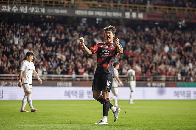 ▲ 포항스틸러스 이호재가 5일 포항스틸야드에서 열린 하나은행 K리그1 32라운드 전반 34분 페널티킥 골을 성공시킨 뒤 포효하고 있다. 포항스틸러스