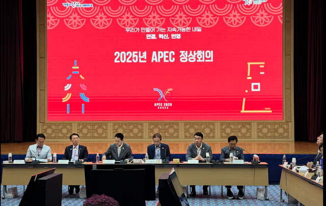 지난 4일 국민의힘 당대표 지도부와 함께 경주APEC 현장을 찾은 정희용(고령·성주·칠곡) 국민의힘 사무총장이(앞줄 오른쪽 끝에서 두번째)이 이철우 경북도지사와 함께 준비상황을 점검하며 지원을 약속하고 있다. 정희용 페이스북 캡처