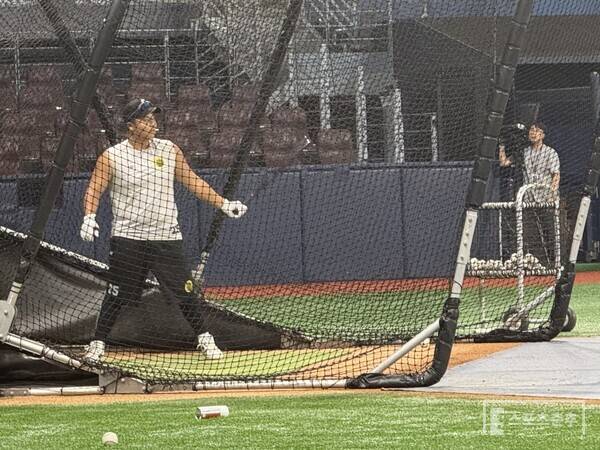 상무 한동희가 1일 고척에서 열리는 퓨처스 리그 챔피언 결정전을 앞두고 타격훈련에 임하고 있다. (사진=스포츠춘추 박승민 기자)