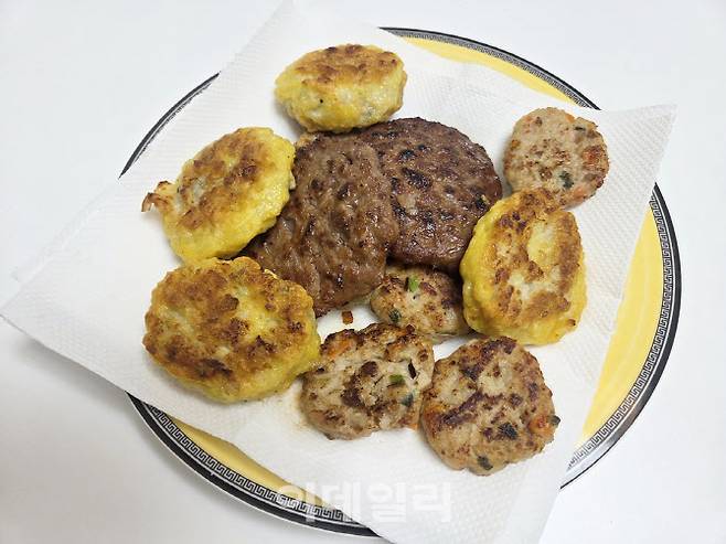 프라이팬에 구운 뒤 바로 담아낸 완성 모습. 지단의 바삭함, 떡갈비의 윤기, 동그랑땡의 고소한 색감이 고르게 나타났다. (사진=한전진 기자)