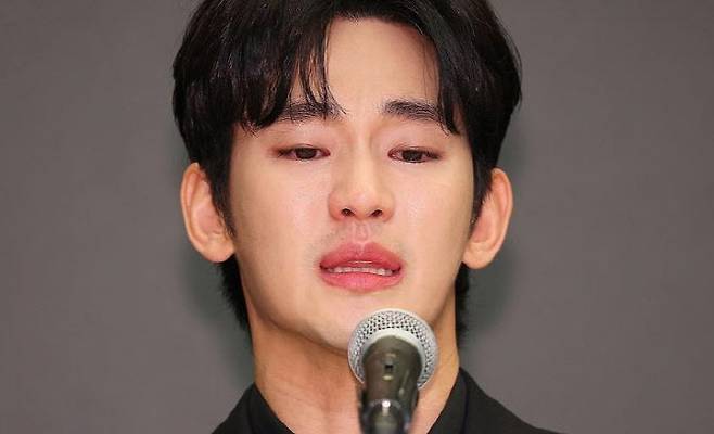 배우 김수현이 지난 3월 31일 오후 서울 마포구 스탠포드호텔에서 기자회견을 열고 자신을 둘러싼 의혹에 대해 입장을 밝히고 있다.(사진=연합뉴스)